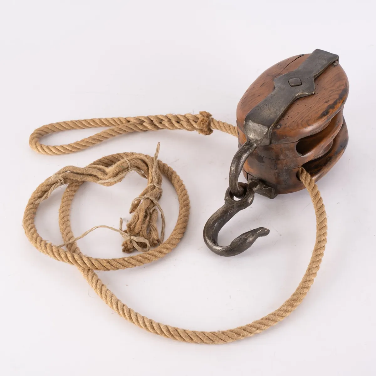 Antiker Schiffsblock / Umlenkrolle eines Segelschiffs, mit Tauresten, Länge inklusive Haken ca. 40 cm.
