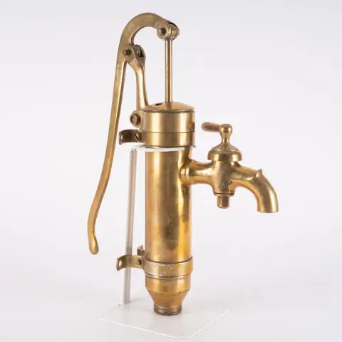 Petite pompe à bras, laiton, longueur env. 47 cm, bel état d'usage.