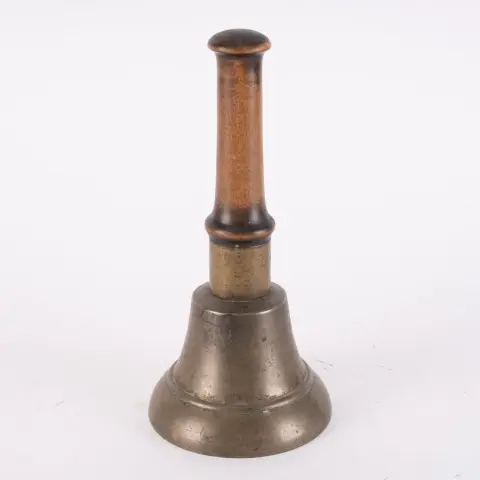 Cloche à main d'un marchand ambulant, hauteur au-dessus du bord env. 27,5 cm, bel état, son strident.