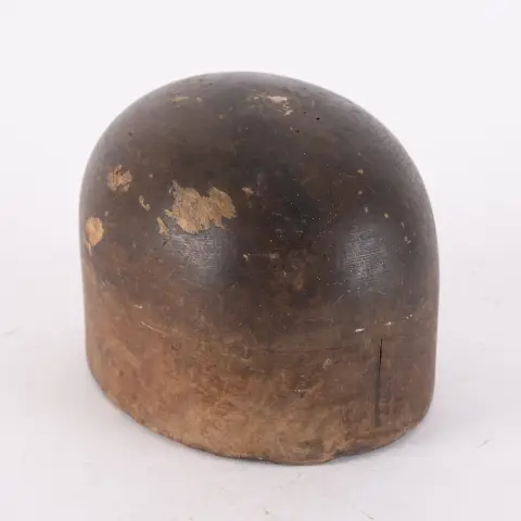 Forme de modiste, bois, pour taille de chapeau 56, bon état d'usage.