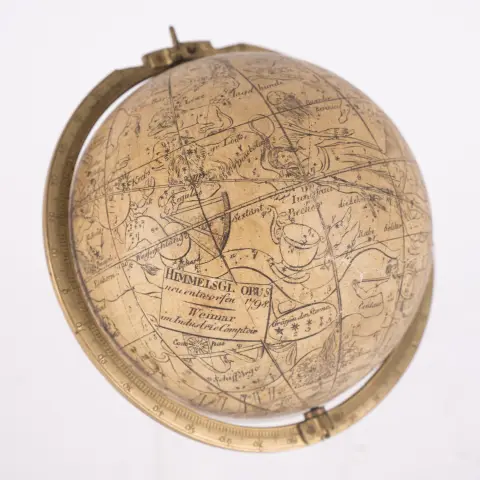 Globe céleste - nouvellement conçu 1798 - Weimar au Industrie Comptoir, diamètre env. 10 cm, sphère en plâtre avec lithographie…