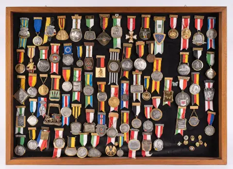 Vaste collection de médailles et insignes civils, principalement sportifs, quelques-uns en argent 800