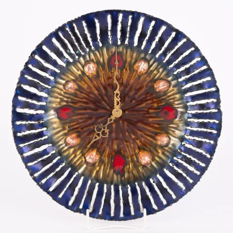 Horloge murale émaillée des années 1960, mouvement à quartz non testé, diamètre env. 33 cm.