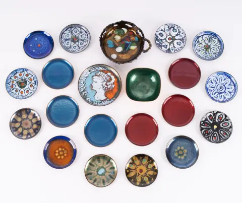 Lot de 21 pièces en émail, composé de 20 dessous de verre différents (diamètre d'env. 8,5 à env. 12 cm)…