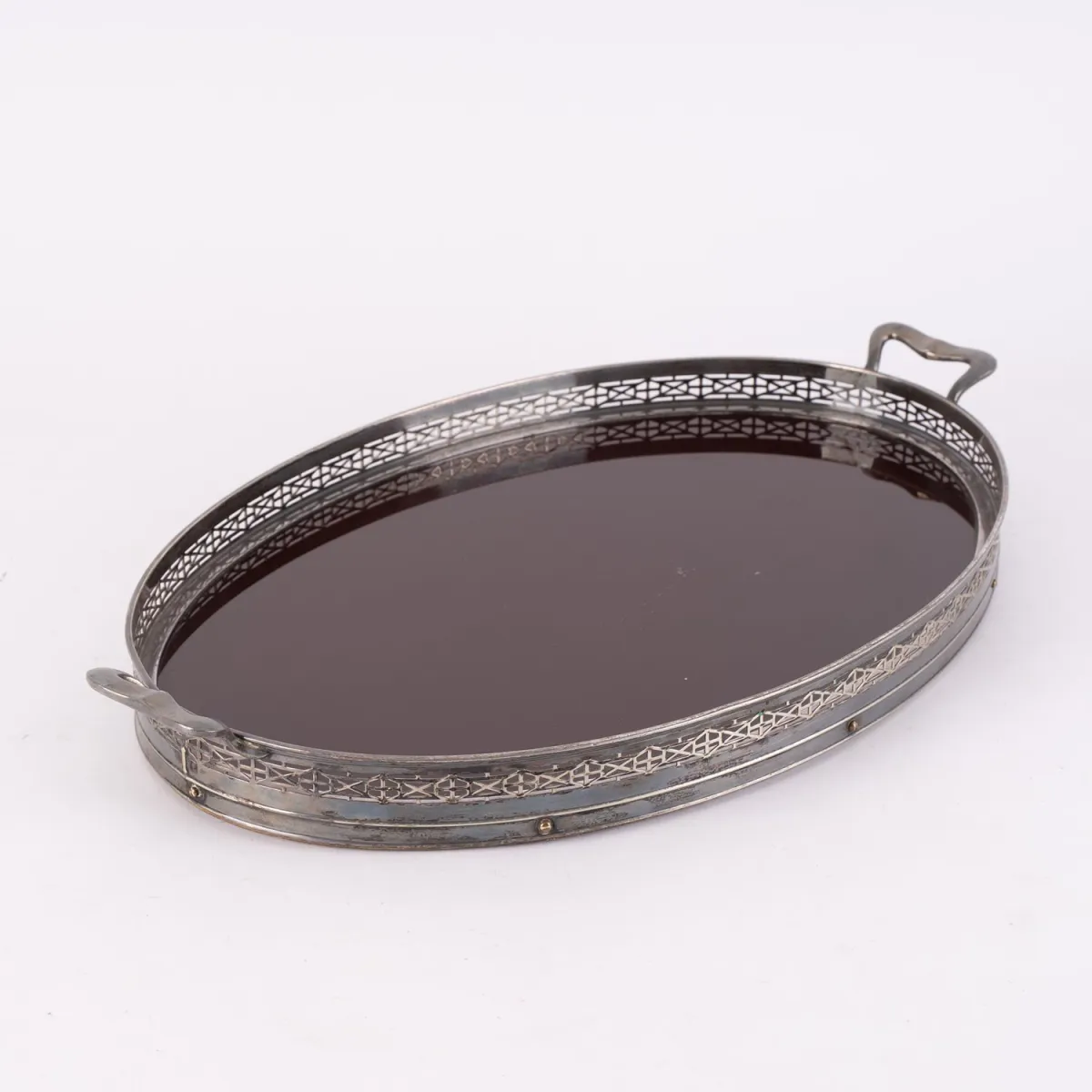 Großes ovales Henkeltablett, ovale Schichtholztafel mit versilberter Montur, Länge ca. 51,5 cm. Alters- und Gebrauchsspu…