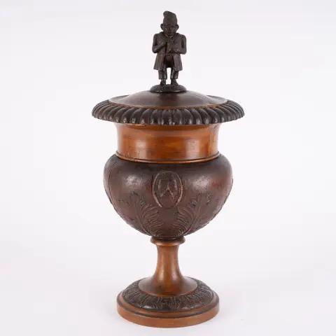 Rare pot à tabac antique en bois, style néoclassique tardif en forme de vase urne sur socle rond mouluré à gradins