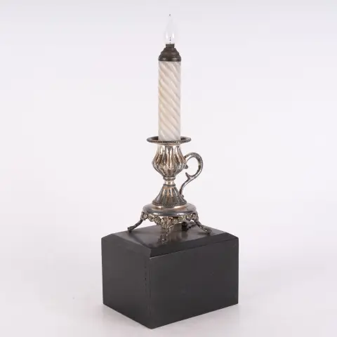 Rare bougeoir de table à une flamme, à l'origine à piles, vers 1900, métal argenté sur haut...