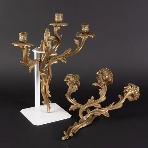 1 paire d'appliques à trois branches en bronze, env. 40 x 35 cm chacune, milieu du 20e s., bel état.
