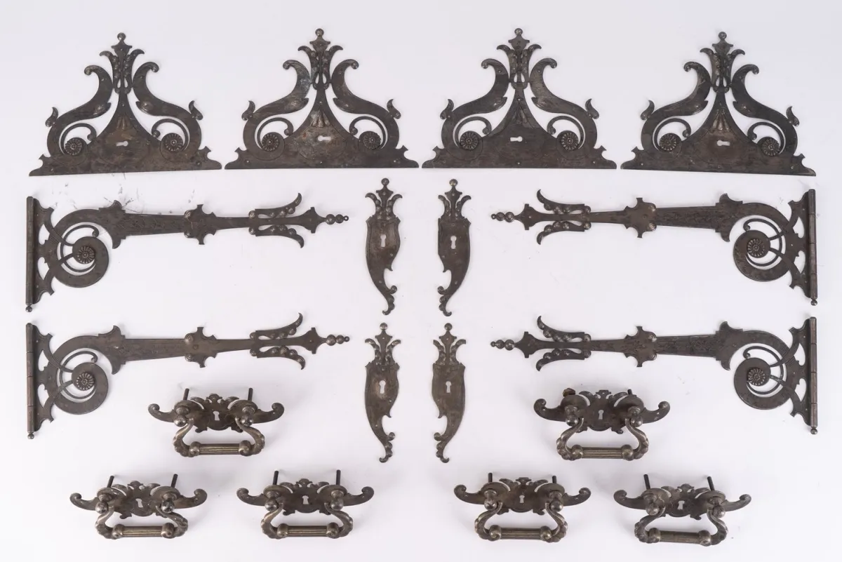 Rare ensemble de 18 pièces de quincaillerie de meuble, historicisme, 19e/20e s., tôle de fer, comprenant : 6 poignées de tiroir (chacune...