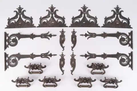 Rare ensemble de 18 pièces de quincaillerie de meuble, historicisme, 19e/20e s., tôle de fer, comprenant : 6 poignées de tiroir (chacune...