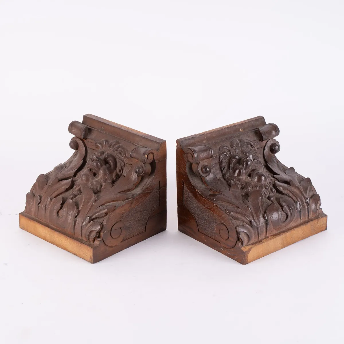Paar geschnitzter Kapitelle, Historismus, dt. um 1900, Eiche massiv, teils plastisch geschnitzt, ca. 18 x 18 x 20,5 cm, …