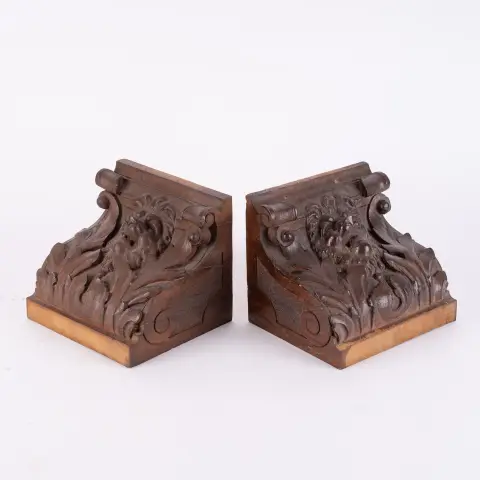Paire de chapiteaux sculptés, historicisme, all. vers 1900, chêne massif, partiellement sculpté en relief, env. 18 x 18 x 20,5 cm, ...