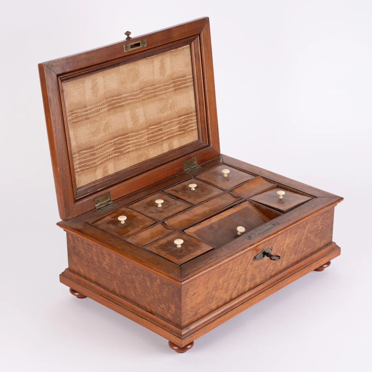 Antique lidded box / sewing box, Historicism around 1900, walnut, rich interior layout. Approx. 17 x 40 x 28 cm.