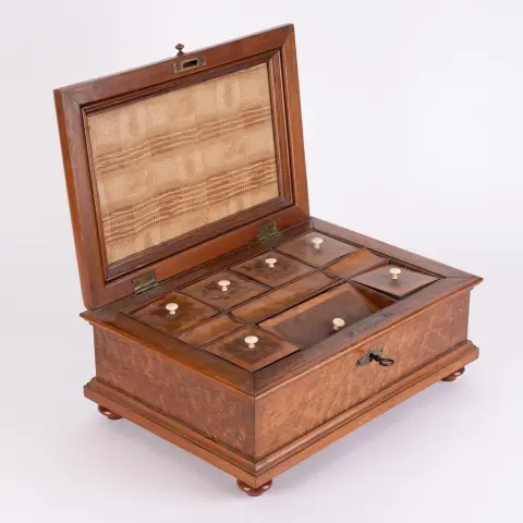 Coffret à couvercle / nécessaire à couture antique, historicisme vers 1900, noyer, riche aménagement intérieur. Env. 17 x 40 x 28 cm.