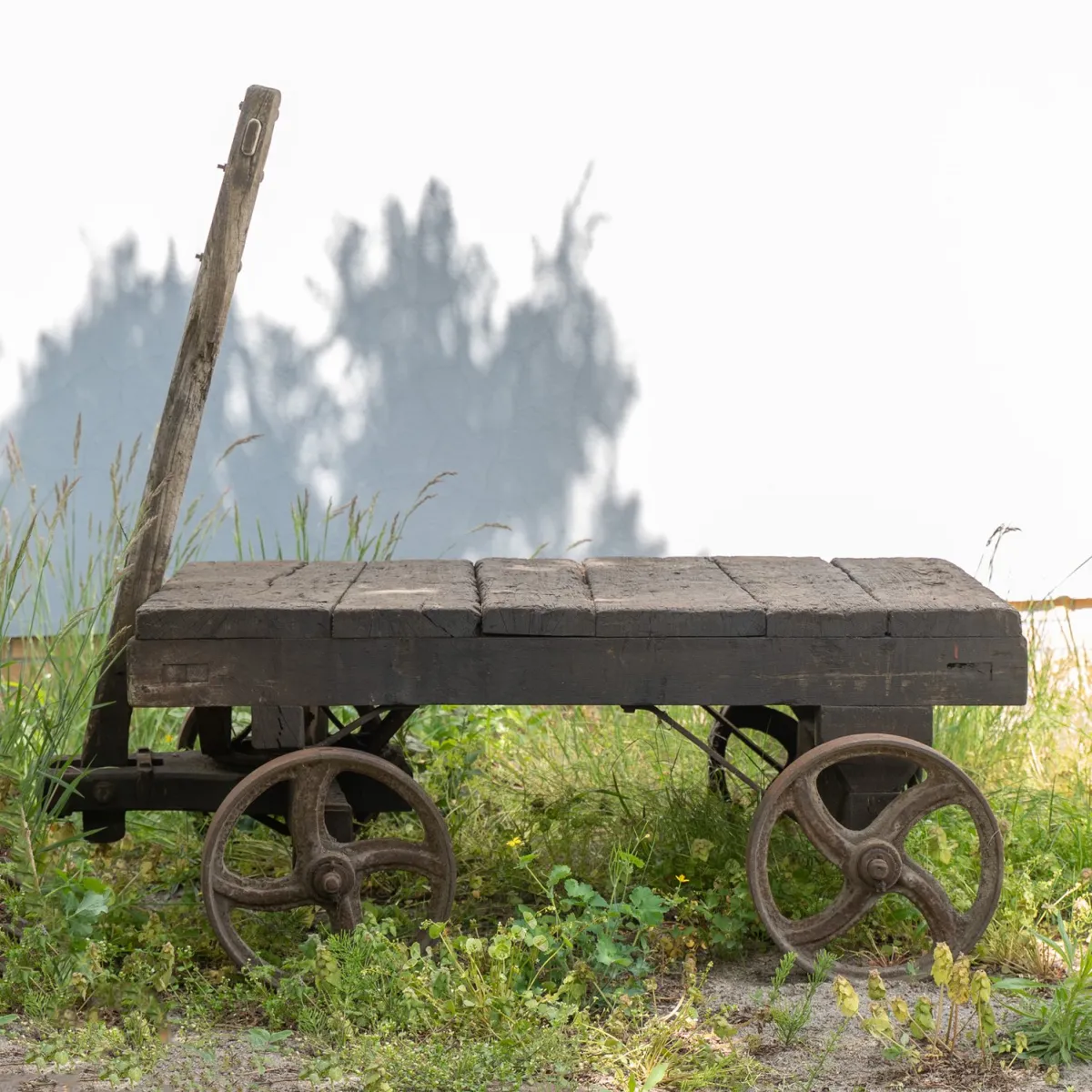 Antický těžký přepravní vozík, kolem 1900/20. Stav patiny, celková délka (včetně dřevěné ojky) cca 242 cm