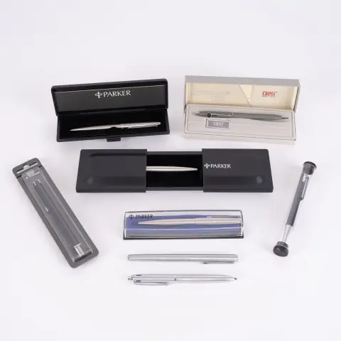 Lot de 8 stylos divers, dont Parker et Cross, âges, fabricants et états divers. Non testé...