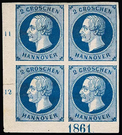2 Gr. bleu foncé en bloc de quatre du coin inférieur gauche de feuille (en bas à gauche déchirure seulement dans la marge de feuille, pas dans le timbre), paire inférieure non oblitérée, avec à la fois défaut de plaque "2 courbé" et "Schmiß", et année "1861" en position I, rare sous cette forme !