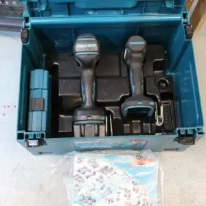 Set Makita composé de Makita BDF459 perceuse-visseuse sans fil, Makita DTD157 visseuse à chocs sans fil, 1 batterie et jeu d'embouts Makita, en boîte