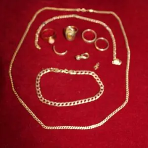 Partij oud goud 333, ca. 38,4 gram, ringen, ketting, armband
