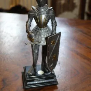 Ridderfiguur van metaal, hoogte 23 cm