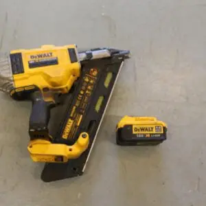 Cloueuse à tête plate sans fil DEWALT 18,0 V, Brushless DCN690 avec batterie