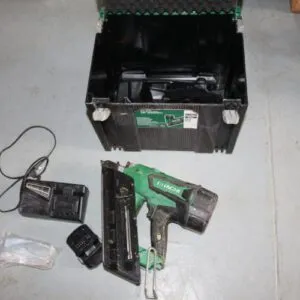 Hitachi Akku-Nagler NR1890DBCL mit Akku und Ladegerät