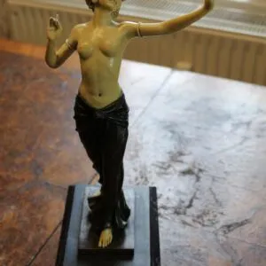Bronzen figuur op marmer, vrouw, hoogte 36cm