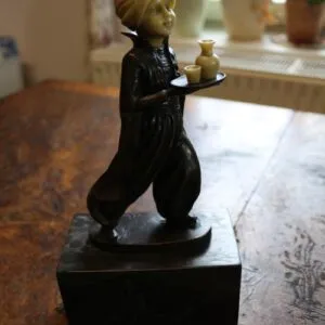 Figurine en bronze sur marbre, hauteur 26 cm