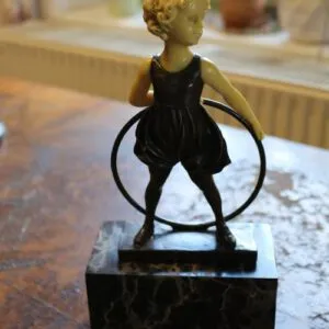 Bronzen beeldje, kind met hoepel, hoogte 25cm