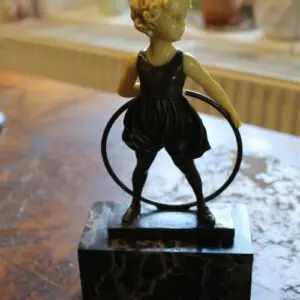 Figurine en bronze, enfant avec cerceau, hauteur 25cm