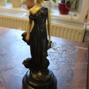 Bronzen beeldje vrouw, hoogte 35cm