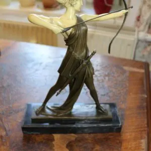 Bronzen beeldje, vrouw met kruisboog, hoogte 31cm