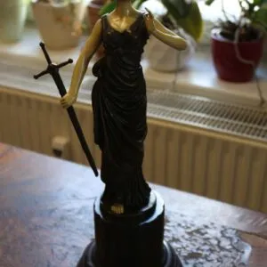 Figurine en bronze, femme avec épée, hauteur 41 cm