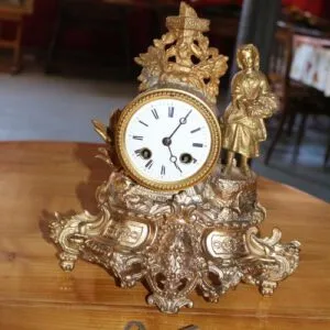 Petite pendule de cheminée vers 1880, mouvement fonctionne, H 28cm x L 27cm