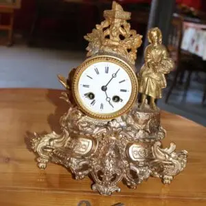 Petite pendule de cheminée vers 1880, mouvement fonctionne, H 28cm x L 27cm