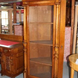 seltene Gründerzeit Eckvitrine, Nussbaum mit Säulen, B 94cm x T 99cm x H 199cm