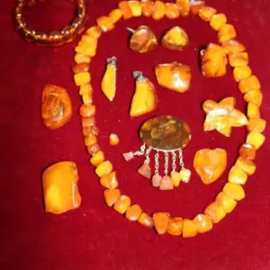 Lot d'ambre, collier, bracelet, boutons de manchette, pendentif