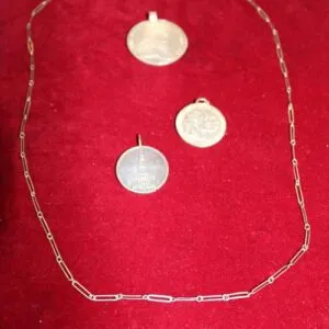 3 Silbermünzen mit Kette