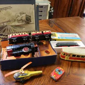Lot de vieux jouets, locomotive, wagon, rails, voiture en tôle, train, avion