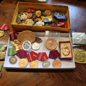 Lot d'ordres et insignes de la RDA
