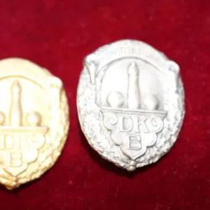 2 odznaky DKB, punc 990, celková hmotnost 20 gramů