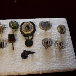 10 insignes en argent, poids total 25 grammes, argent 800 à 930