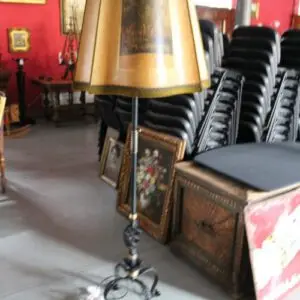 Lampadaire avec abat-jour en parchemin vers 1930, H 167cm