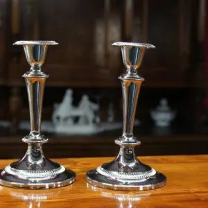 2 bougeoirs argentés, H 18cm