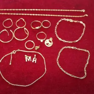 Partij oud goud 333, ca. 20,4 gram, oorbellen, ringen, armbanden en meer