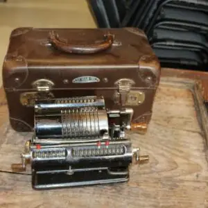 Ancienne machine à calculer dans valise vers 1900, Walther