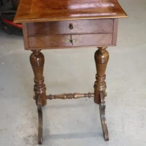 Table à ouvrage vers 1880, noyer, L 48cm x P 40cm x H 77cm
