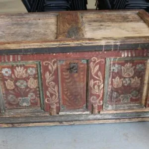 alte Bauerntruhe mit Schloss und Schlüssel um 1750, B 121cm x T 62cm x H 62cm