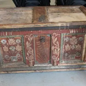 Ancienne malle paysanne avec serrure et clé vers 1750, L 121cm x P 62cm x H 62cm