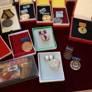 Lot de divers ordres de la RDA